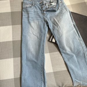 Cropped women’s high waisted frayed jeans